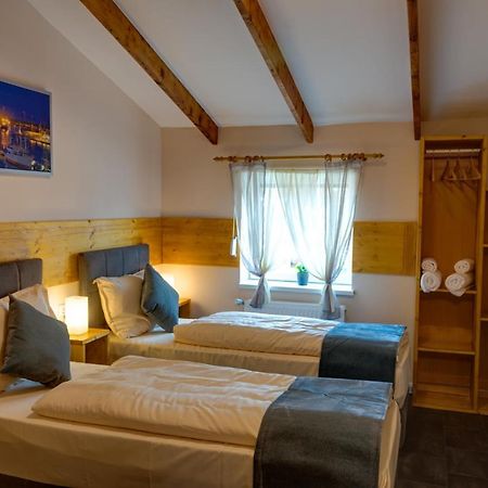 Schlafhuette Hotel Kaltenkirchen Bagian luar foto