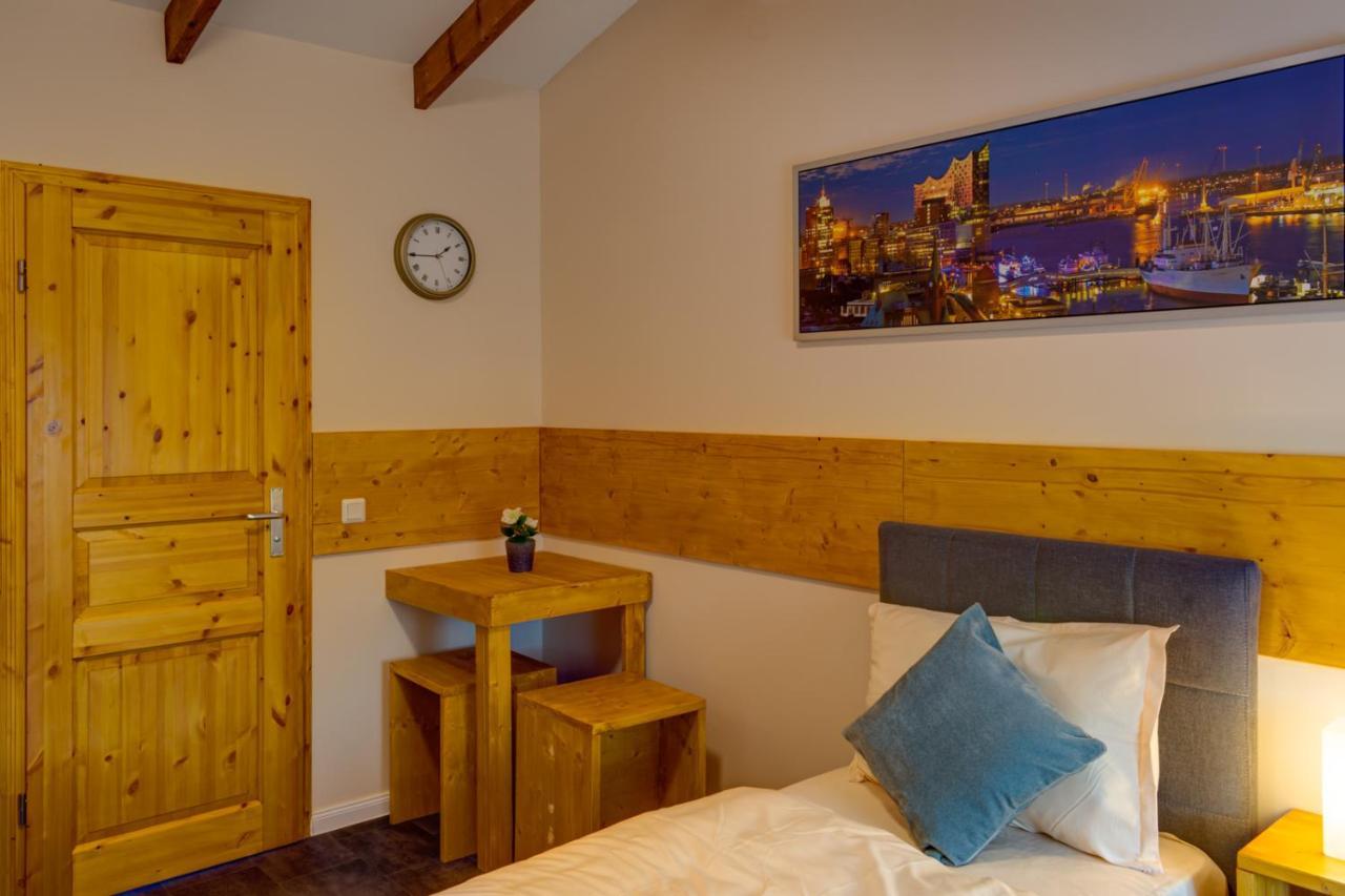 Schlafhuette Hotel Kaltenkirchen Bagian luar foto