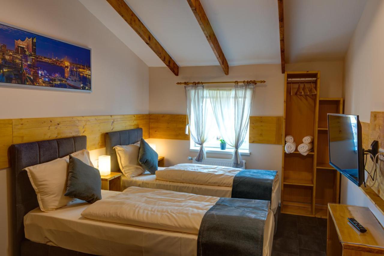 Schlafhuette Hotel Kaltenkirchen Bagian luar foto